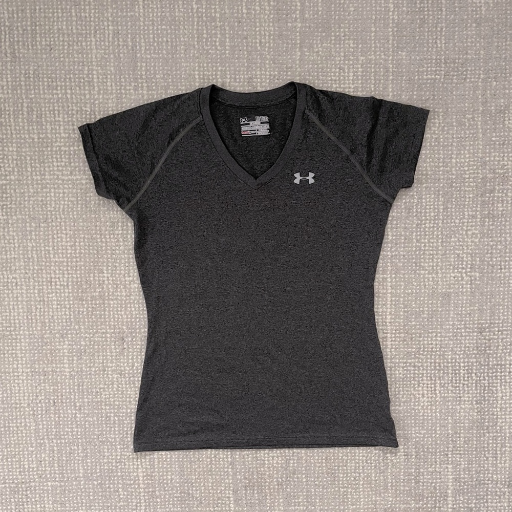 Under Armour XS charcoal gray t-shirt